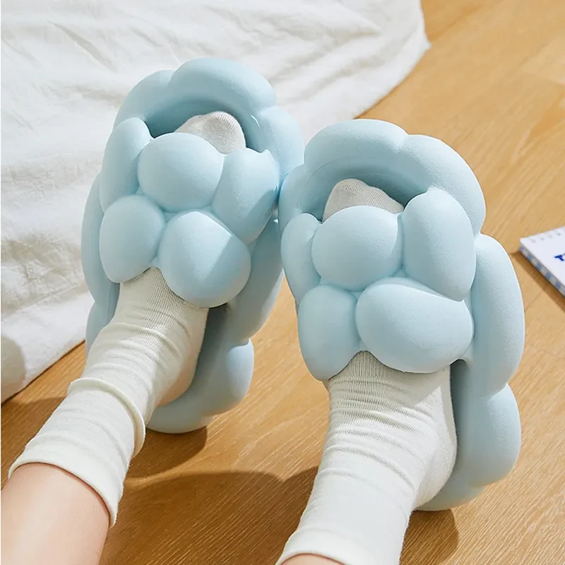 Pantuflas con diseño de nubes suaves