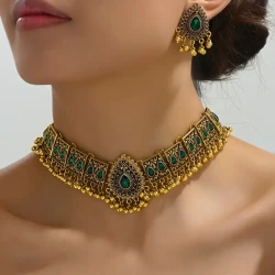 Conjunto de joyería vintage con collar y diseño retro