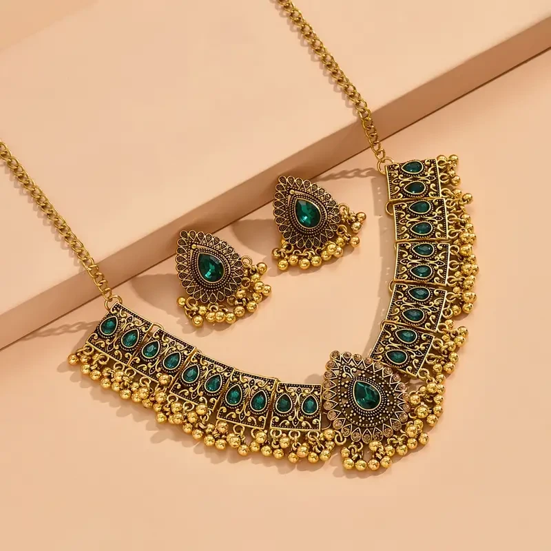 Conjunto de joyería vintage con collar y diseño retro