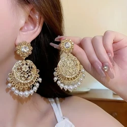 Un par de diamantes de imitación exagerados de estilo medieval