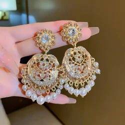 Un par de diamantes de imitación exagerados de estilo medieval