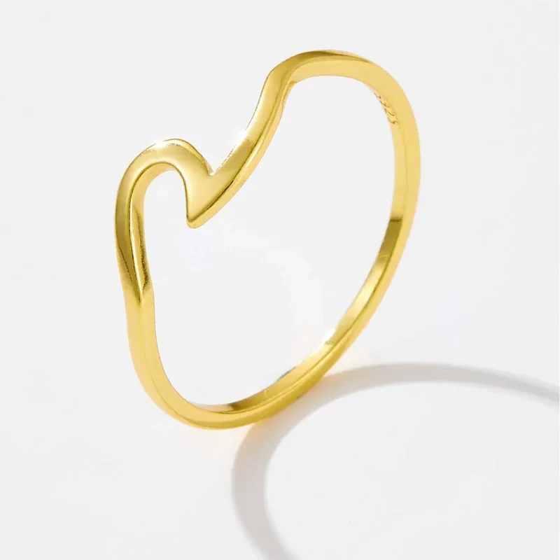 Anillos minimalistas de plata de ley y baño de oro con diseño de ondas
