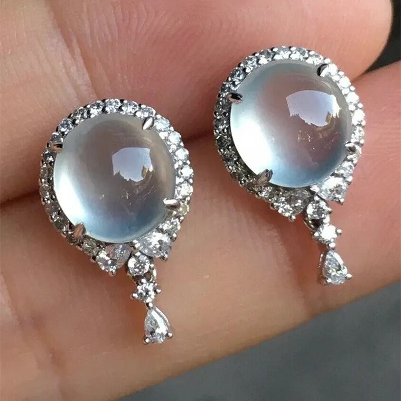 Elegantes pendientes de botón con piedras preciosas simuladas de luz de luna blanca