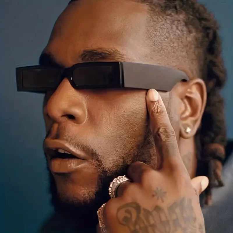 Gafas de sol rectangulares con montura pequeña y estuche