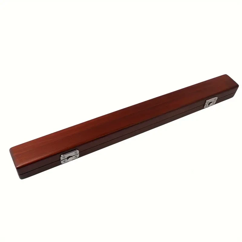 Protege tu batuta con nuestro estuche de madera premium artesanal. Con un acabado suave y un cierre de hebilla seguro, es perfecto para directores de orquestas sinfónicas y corales.