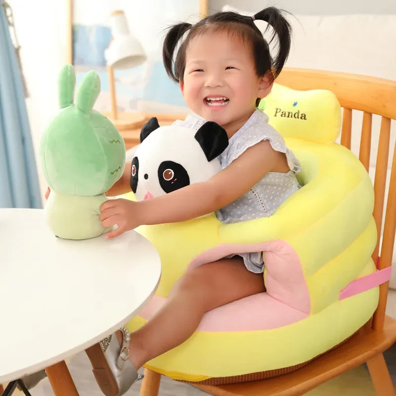 Lindo bebé antivuelco que aprende a sentarse en el sofá, juguetes de peluche de dibujos animados