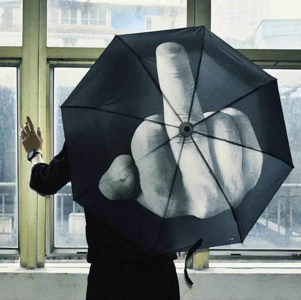 Paraguas divertido con forma de dedo medio