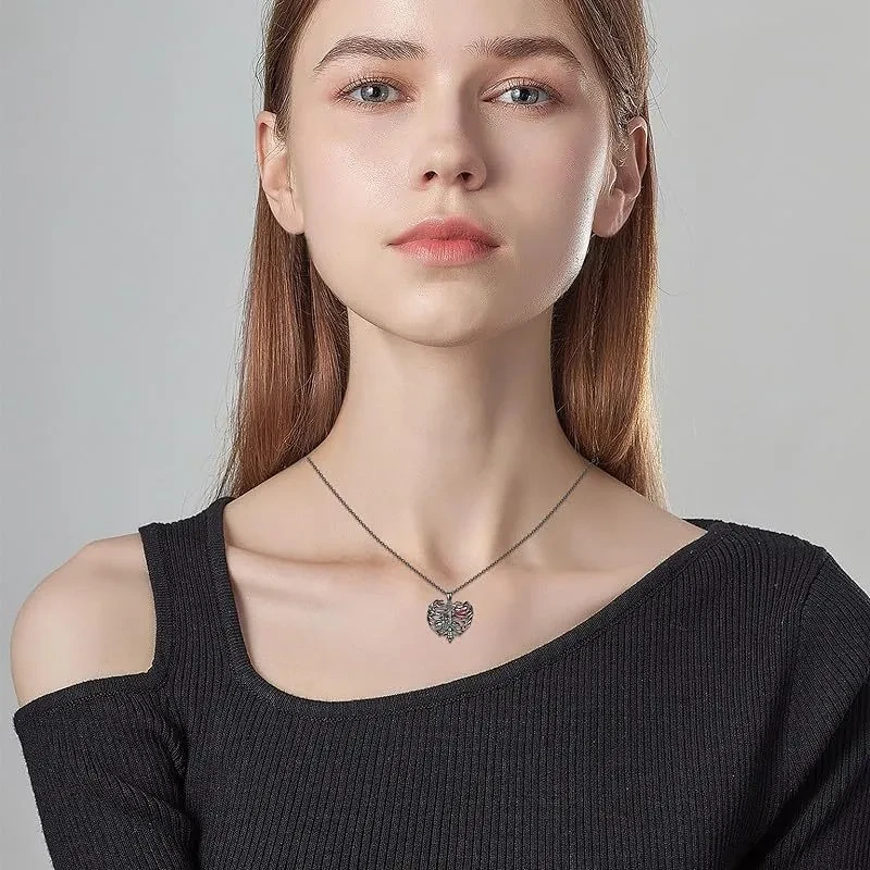 Collar con colgante de diamante y araña en forma de corazón oscuro