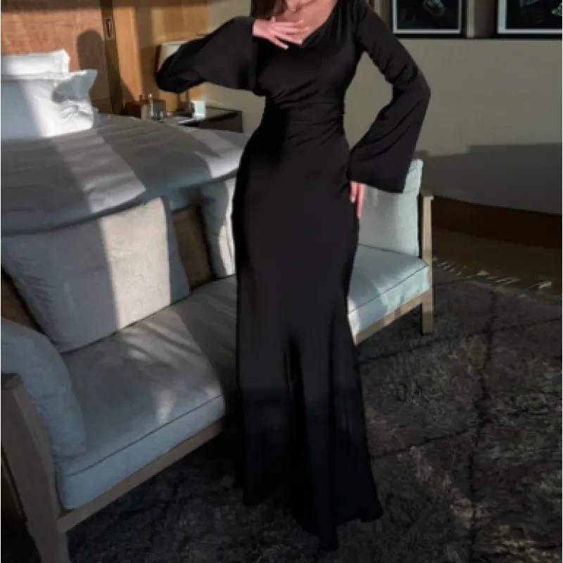 Vestido ceñido con cuello redondo y manga larga para mujer