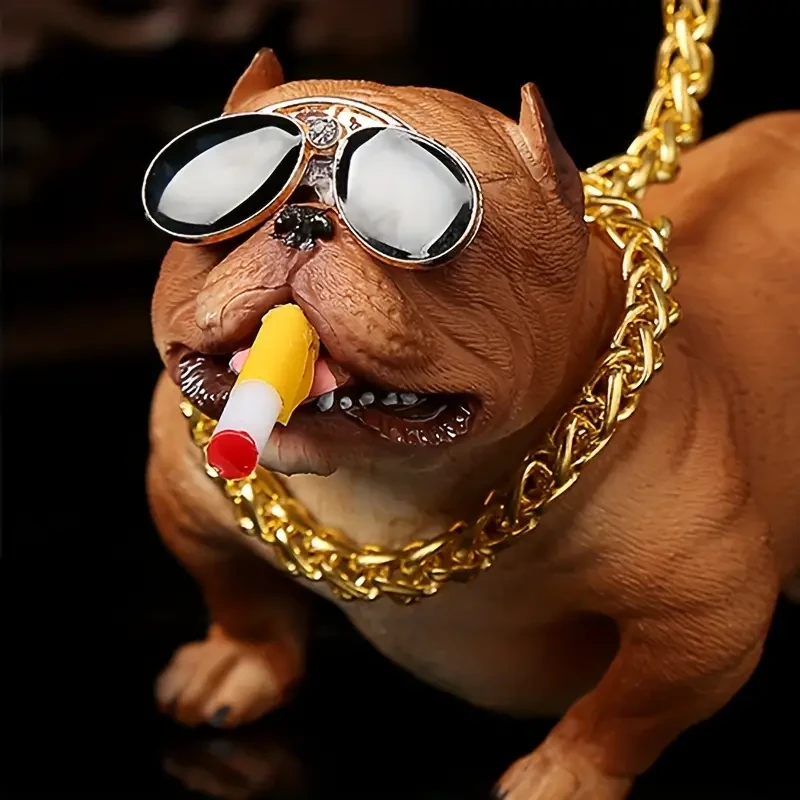 Adorno de coche de Bulldog Boss con cadena dorada y gafas: elegante figura de resina para el salpicadero.