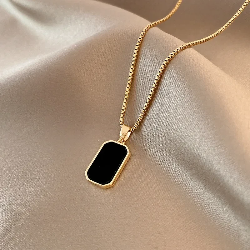 Collar con colgante rectangular de oro de 18 quilates, resistente a la decoloración, pequeño, negro, para hombre, de acero de titanio, para mujer.