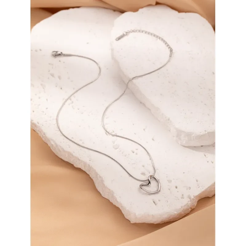 Collar con colgante de corazón hueco y torcido de acero inoxidable para mujer
