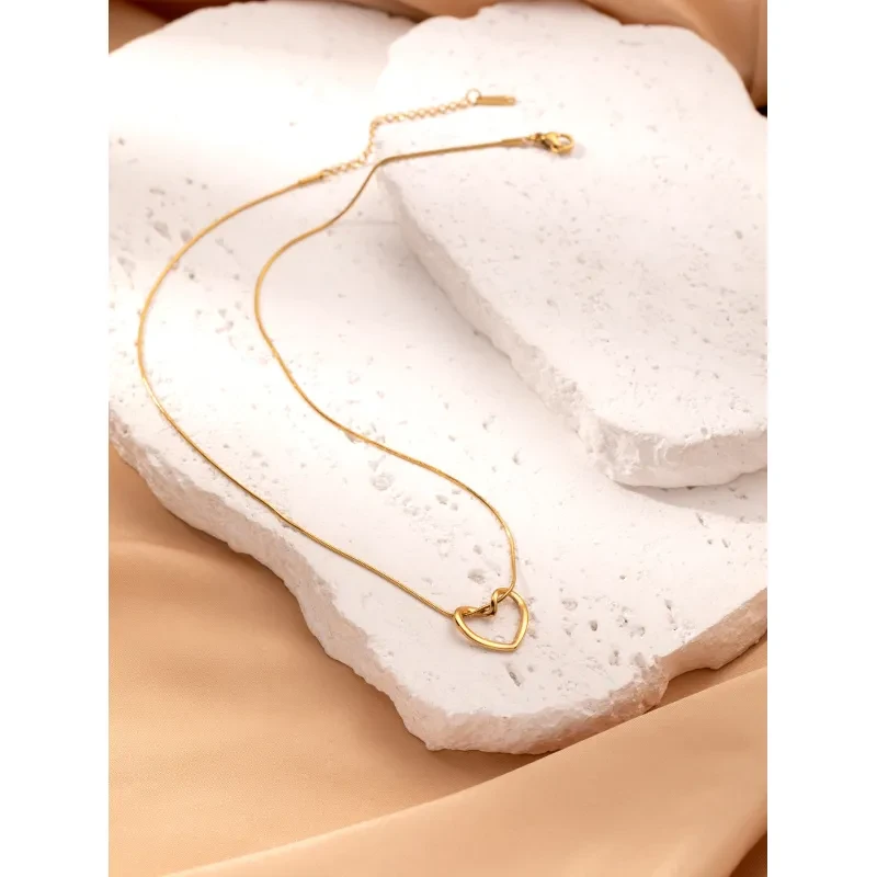Collar con colgante de corazón hueco y torcido de acero inoxidable para mujer