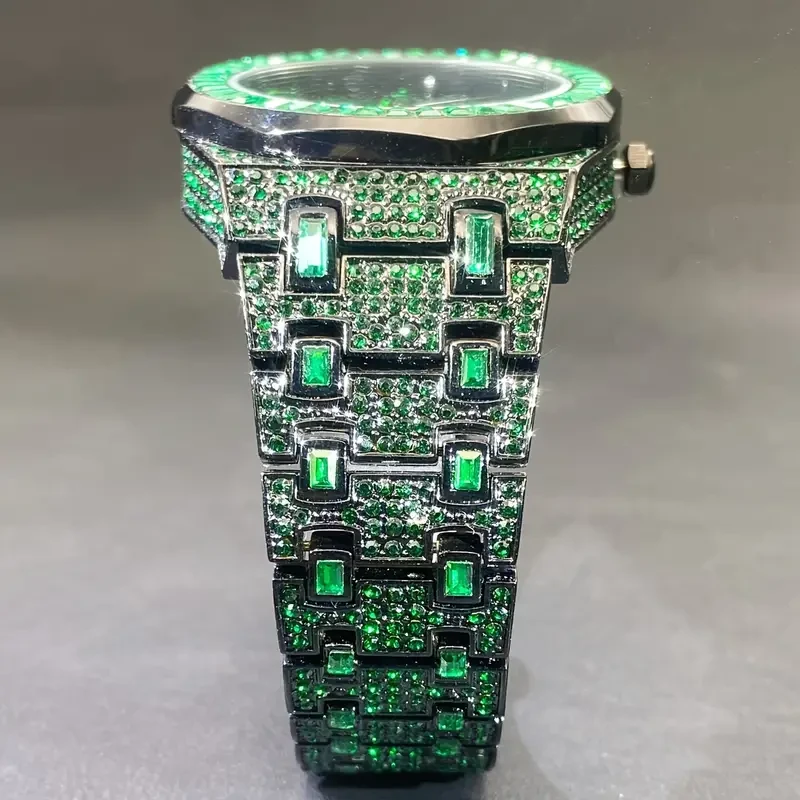 Reloj cuadrado único para hombre: vibrantes detalles de diamantes de imitación verdes y un diseño vanguardista inspirado en el hip hop.