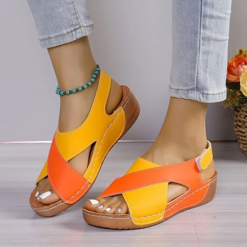 Sandalias de cuña de verano con tiras cruzadas y diseño de bloques de color para mujer