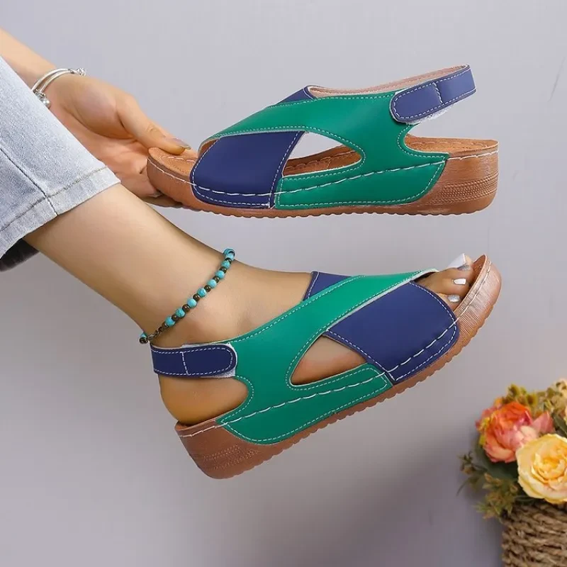 Sandalias de cuña de verano con tiras cruzadas y diseño de bloques de color para mujer