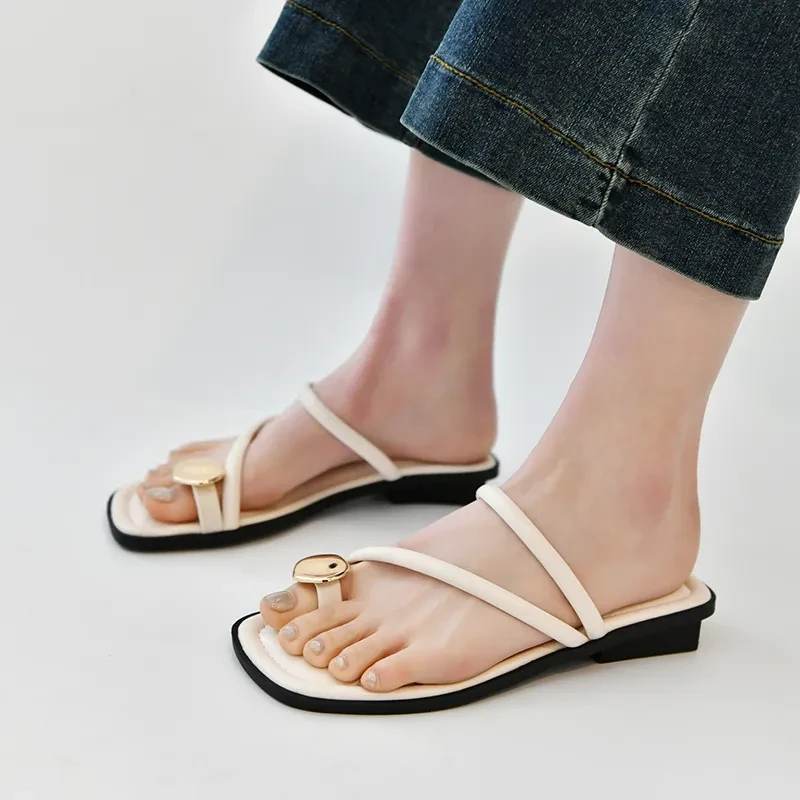 Pantuflas de exterior para mujer con tacón grueso, pequeños botones dorados y puntera cubierta