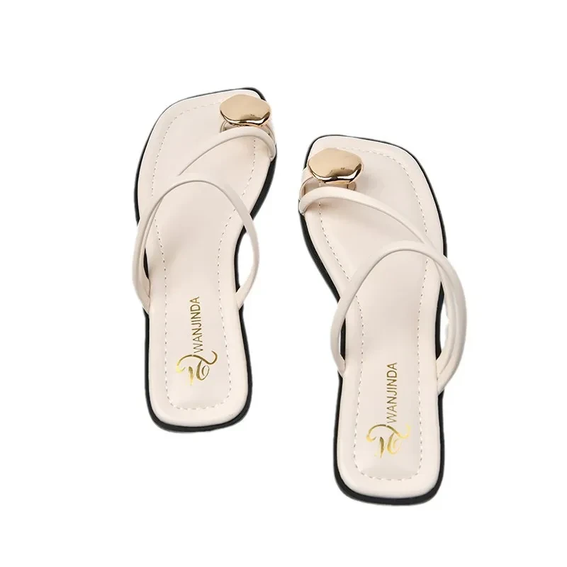 Pantuflas de exterior para mujer con tacón grueso, pequeños botones dorados y puntera cubierta