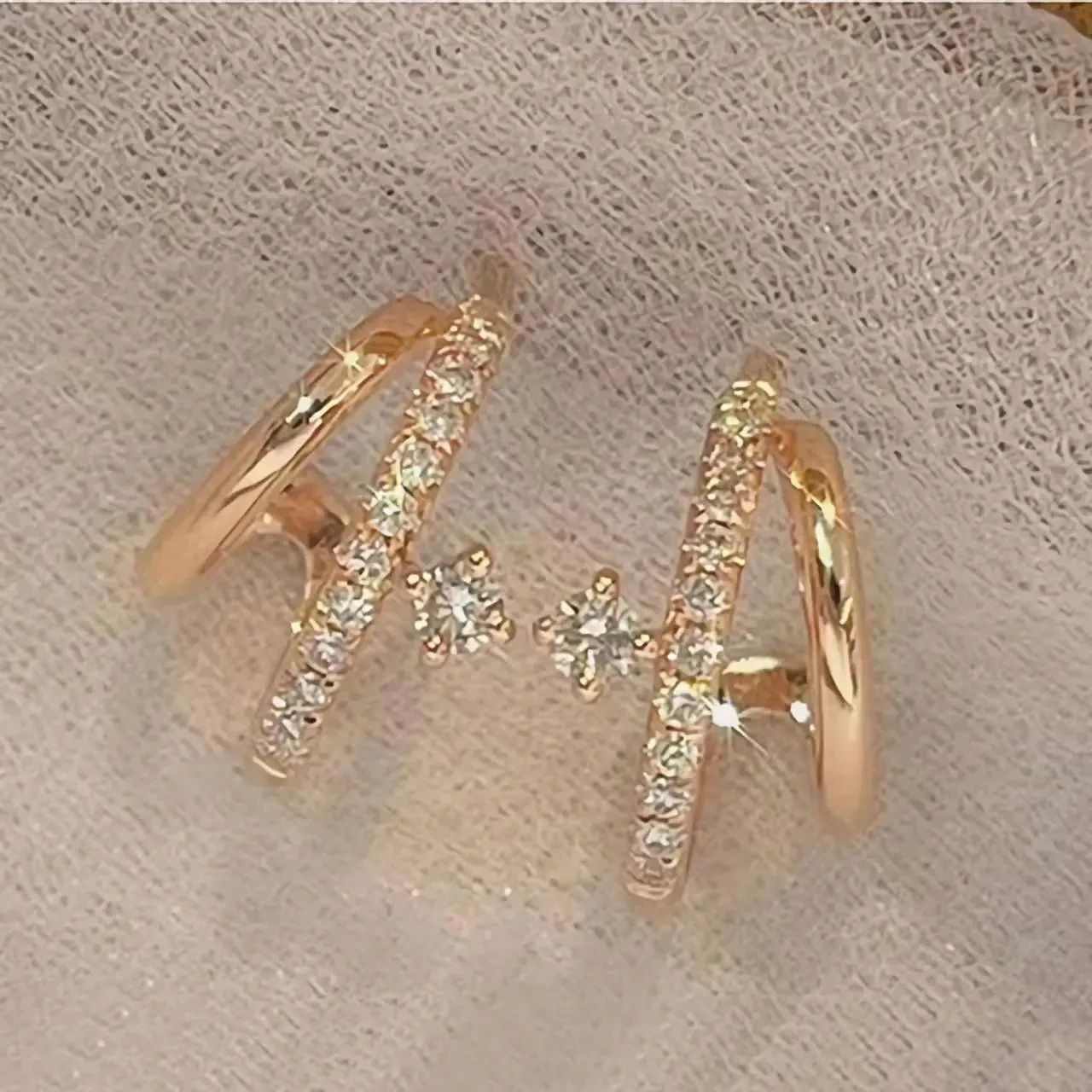 Pendientes de moda de latón chapado en oro con incrustaciones de circonita