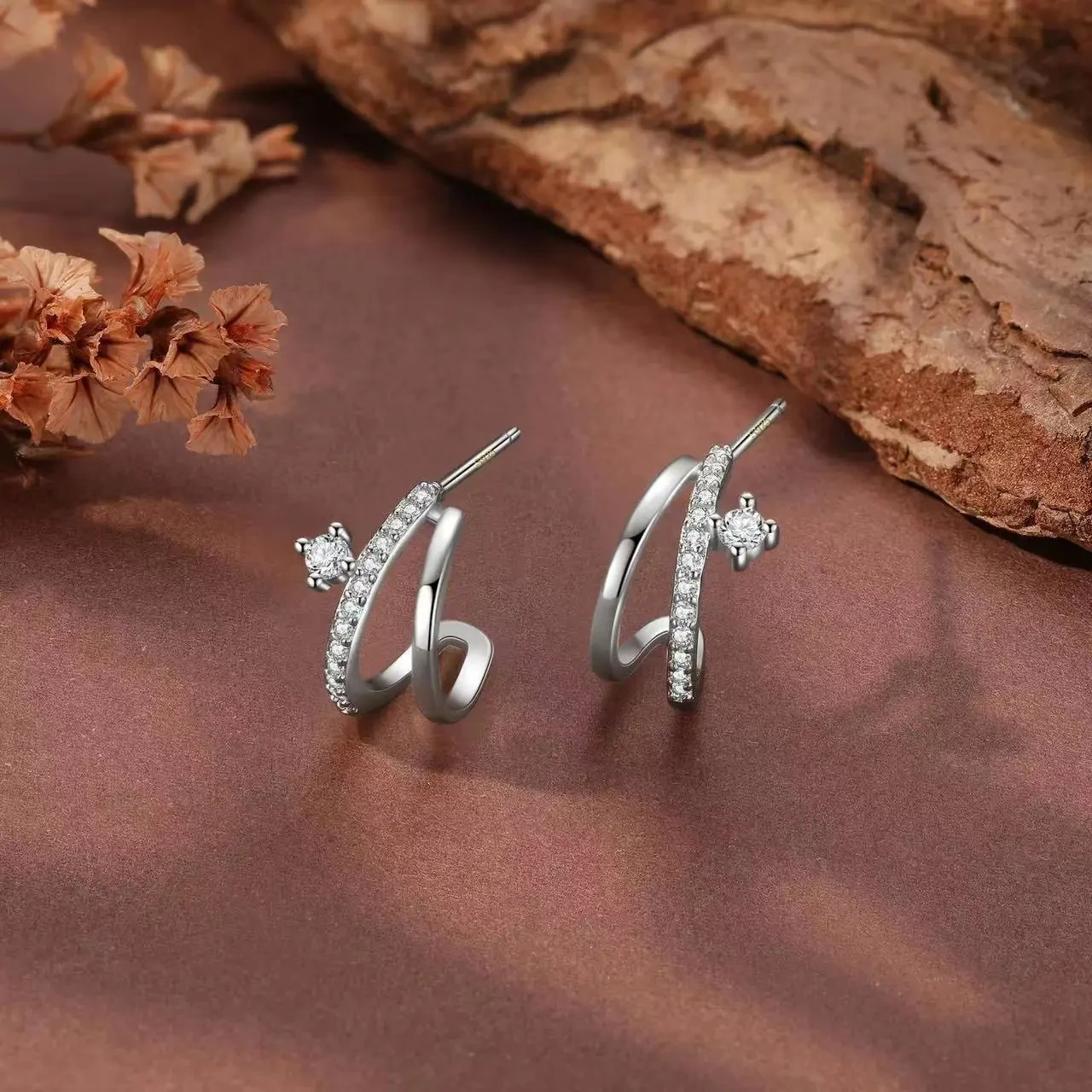 Pendientes de moda de latón chapado en oro con incrustaciones de circonita