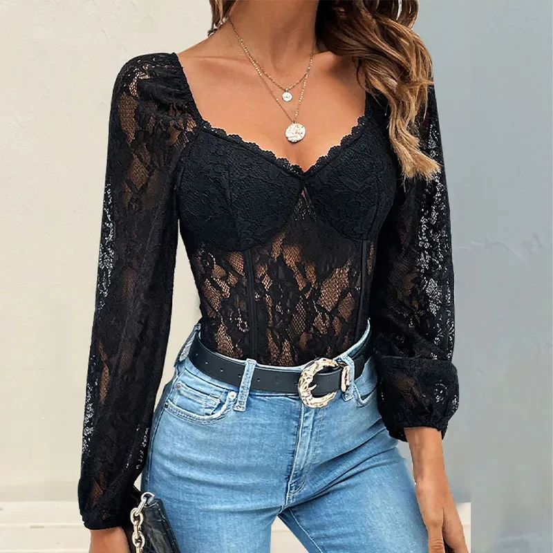 Mono ajustado con cuello de corazón y costuras de encaje integradas para mujer