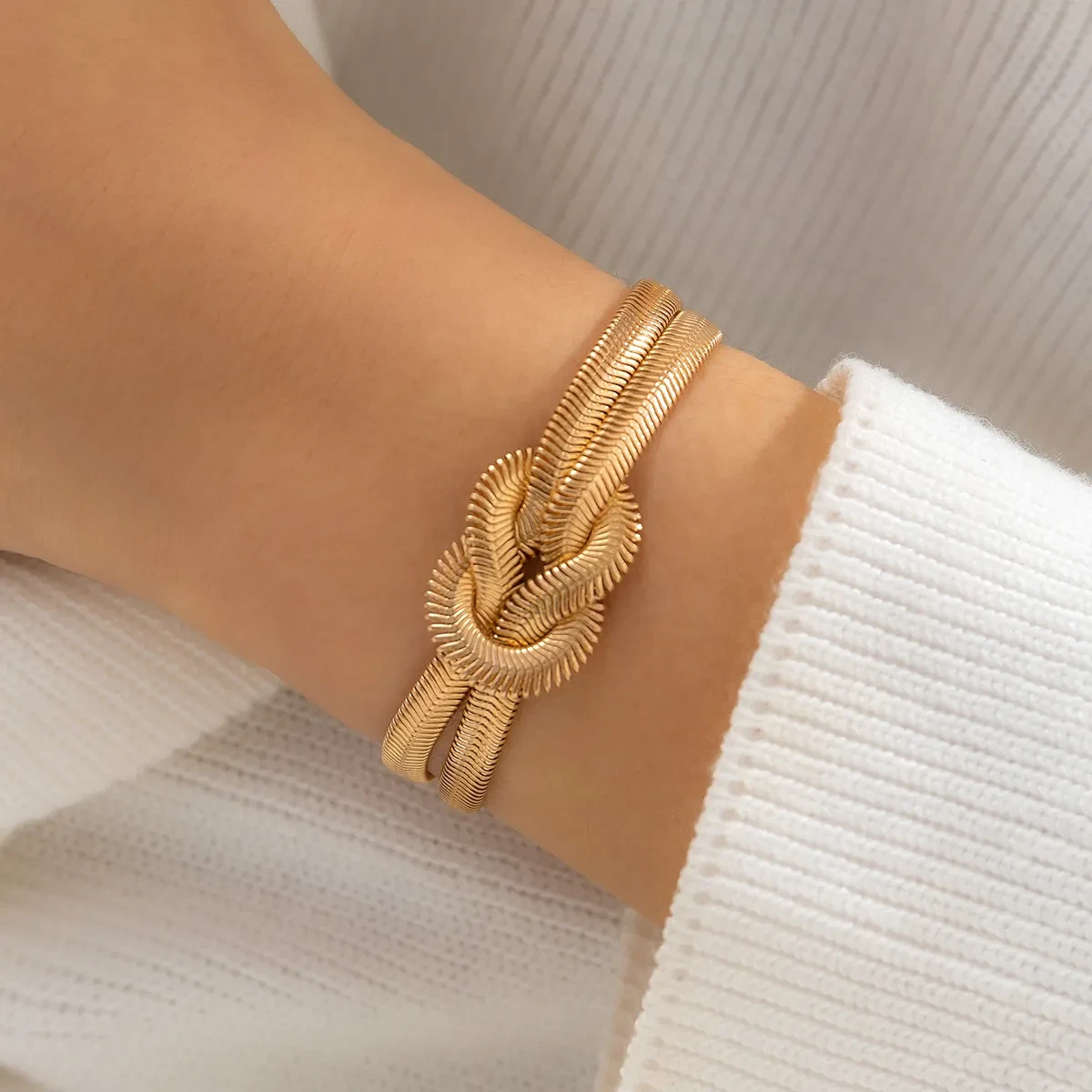 Pulsera de cadena con huesos de serpiente y nudo con hebilla fría