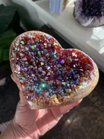 Cúmulo de cristales arcoíris en forma de corazón con aura de ángel