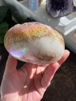 Cúmulo de cristales arcoíris en forma de corazón con aura de ángel