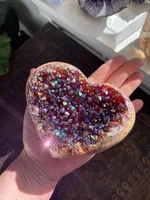 Cúmulo de cristales arcoíris en forma de corazón con aura de ángel