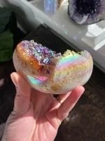 Cúmulo de cristales arcoíris en forma de corazón con aura de ángel