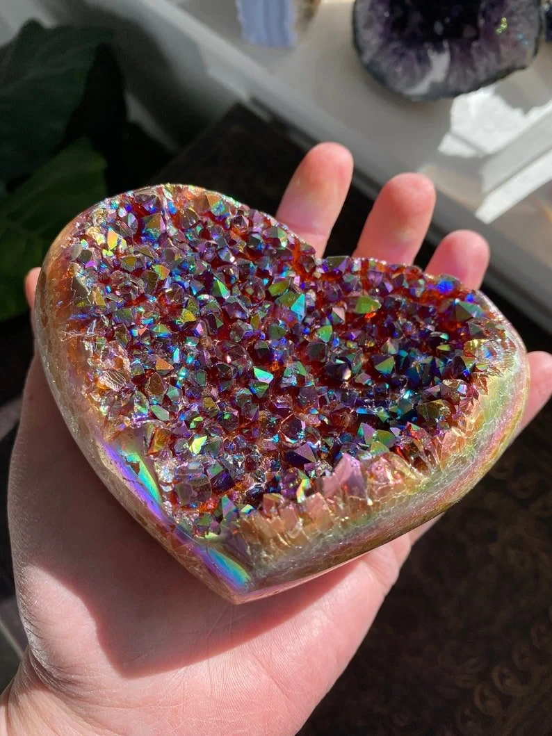 Cúmulo de cristales arcoíris en forma de corazón con aura de ángel