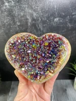 Cúmulo de cristales arcoíris en forma de corazón con aura de ángel