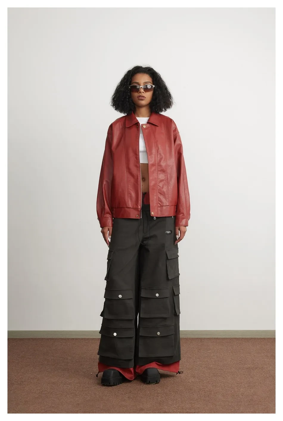 Chaqueta de cuero para hombres y mujeres, interés especial en la moda.