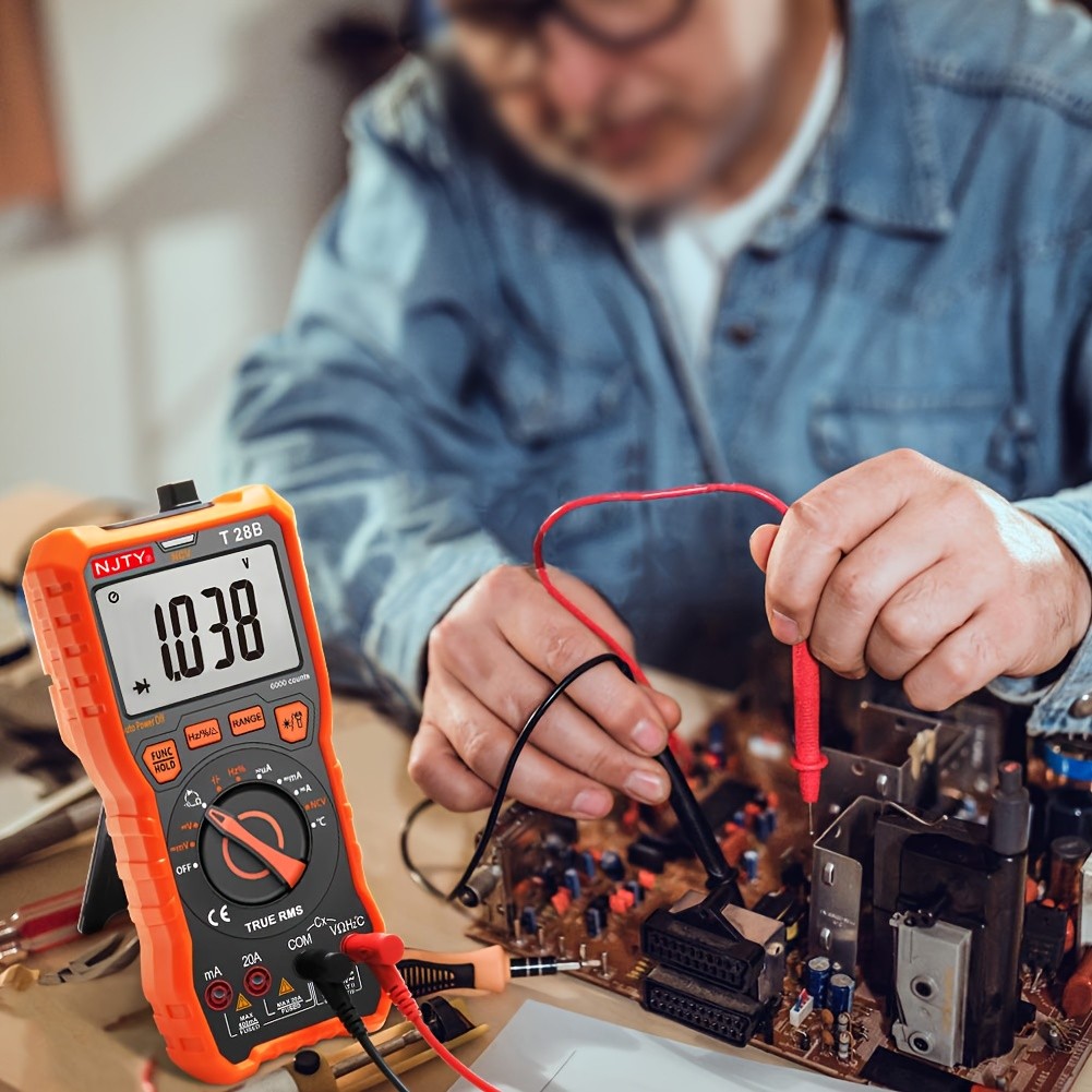 Multímetro digital TRMS: mide voltaje, corriente, resistencia, diodos, continuidad, ciclo de trabajo, capacitancia y temperatura. Ideal para uso automotriz.
