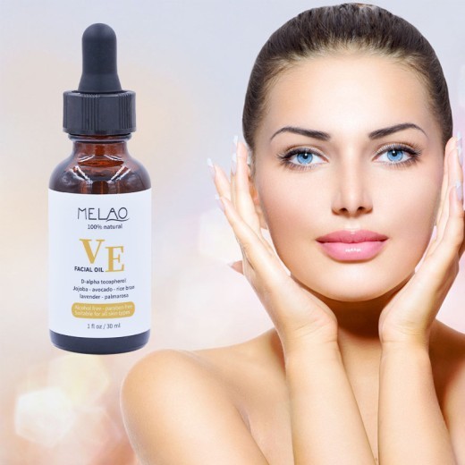El aceite facial hidrata y controla la grasa para suavizar la piel.