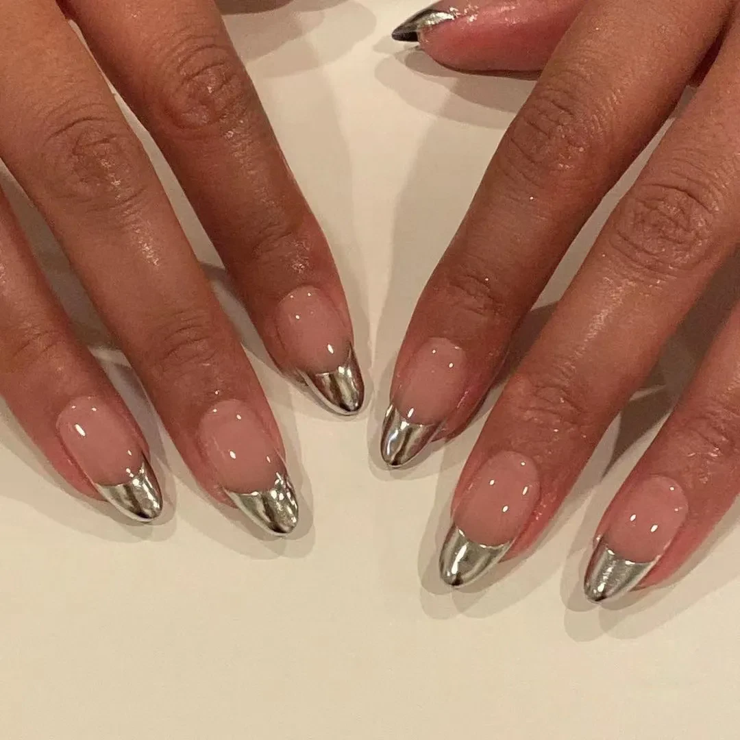 Manicura francesa sencilla para mujer con color de piel