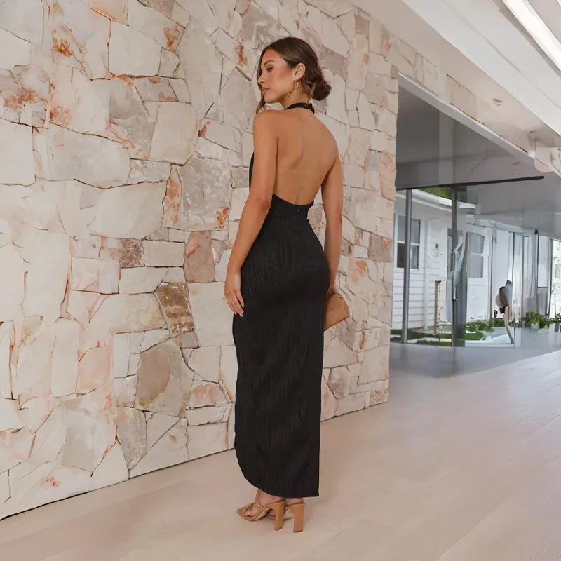 Vestido largo de verano con cuello halter y abertura en la espalda