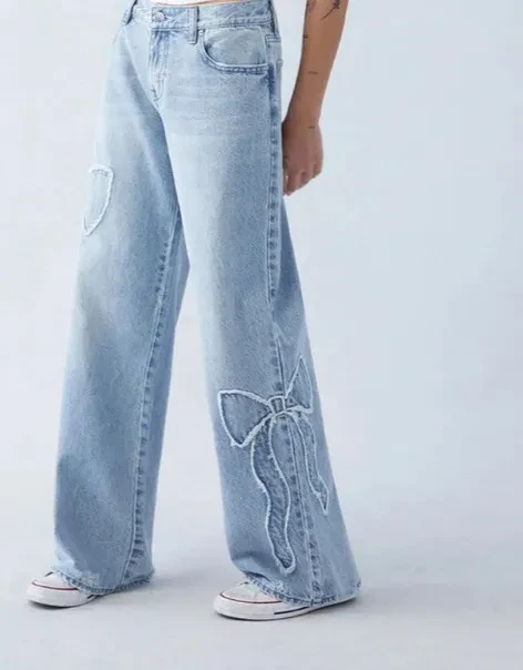 Pantalones rectos de mujer con bordados laterales deshilachados y diseño de mariposa