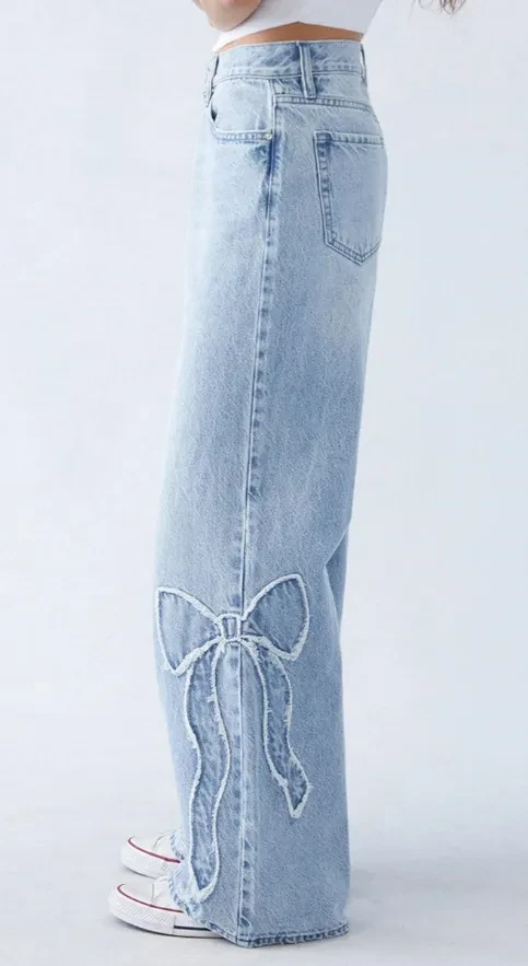 Pantalones rectos de mujer con bordados laterales deshilachados y diseño de mariposa
