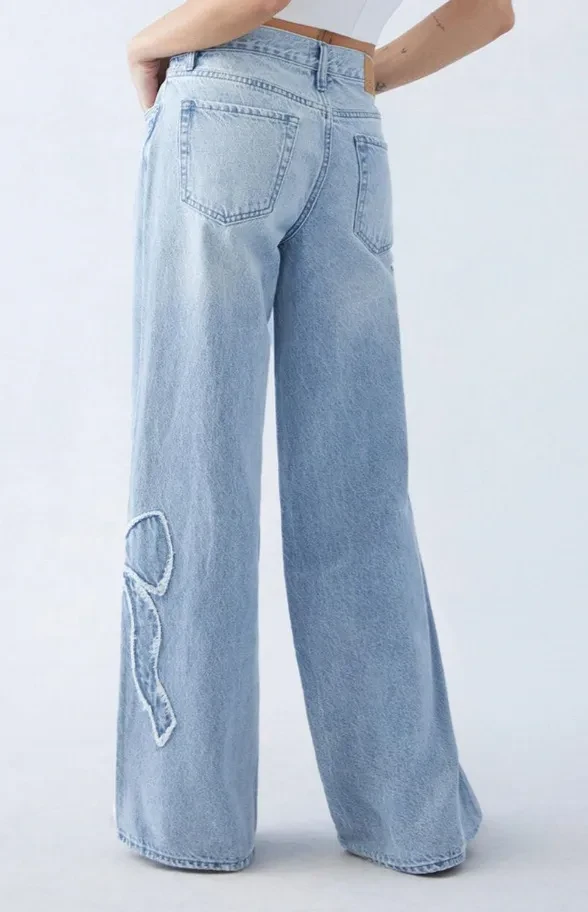 Pantalones rectos de mujer con bordados laterales deshilachados y diseño de mariposa