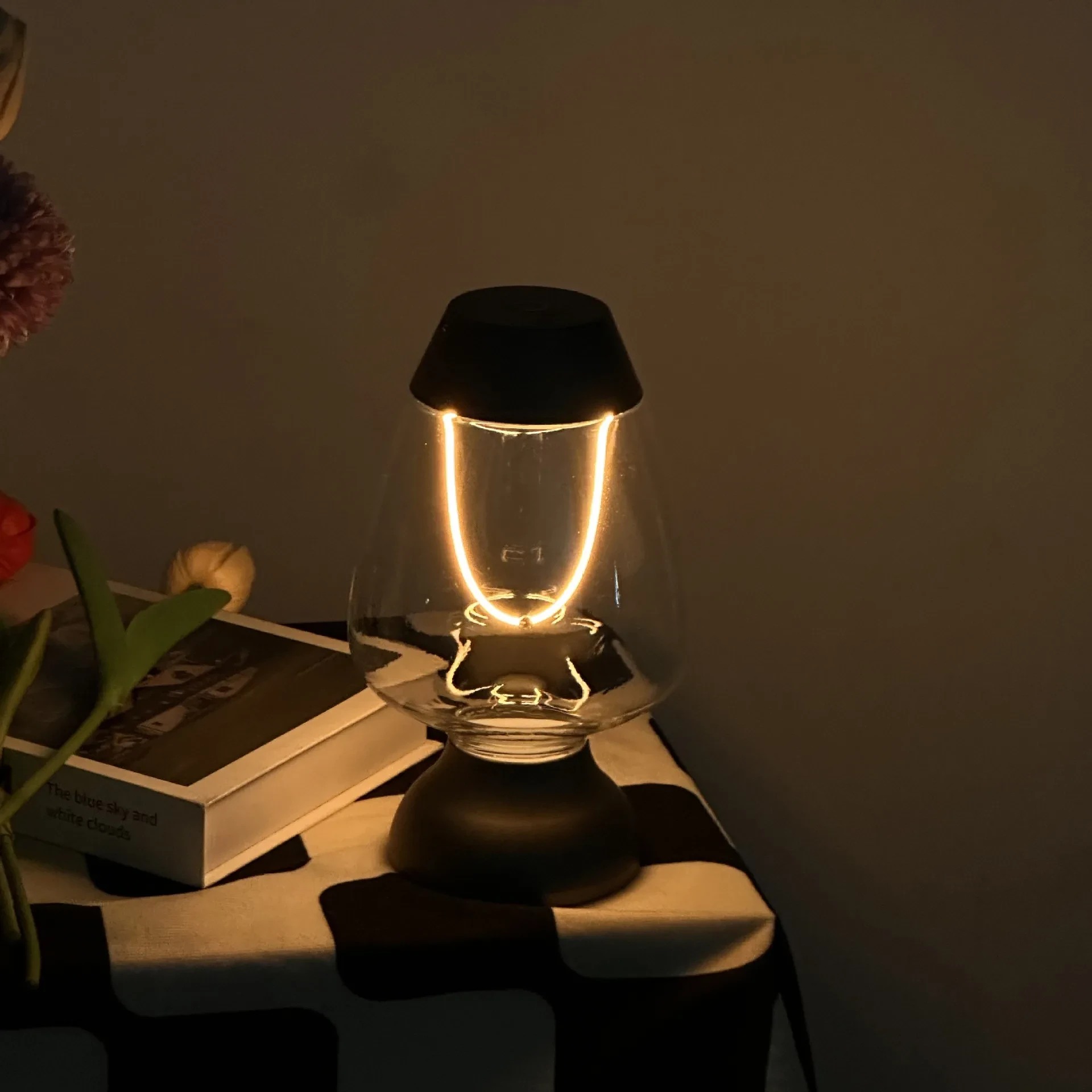 Lámpara de noche pequeña con luz LED táctil de carga para restaurante y bar