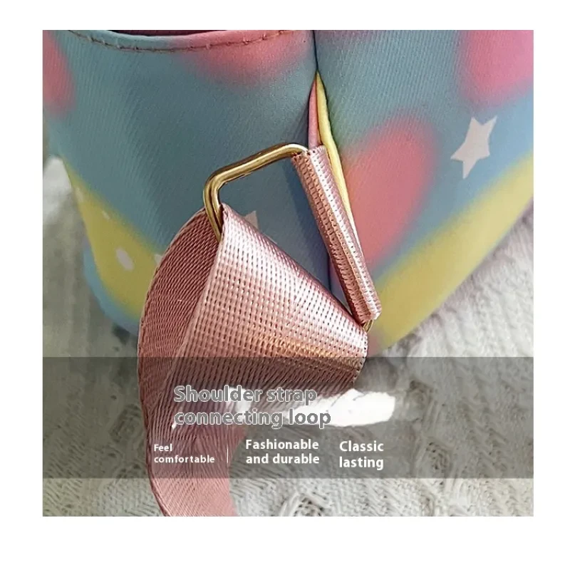 Mochila informal sencilla con textura de color caramelo para llevar en la mano