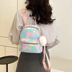 Mochila informal sencilla con textura de color caramelo para llevar en la mano