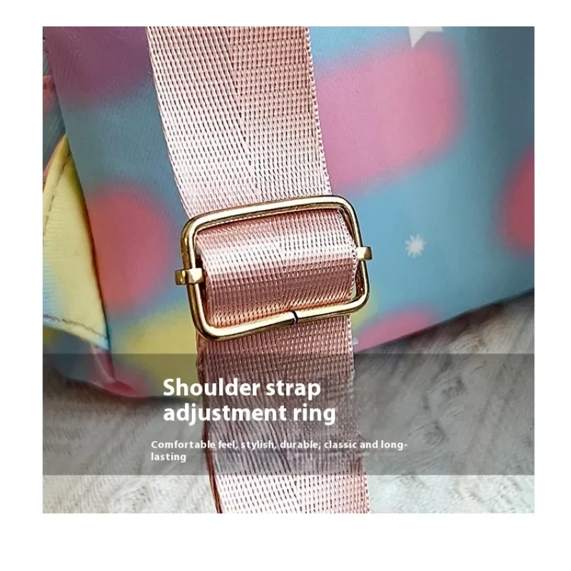 Mochila informal sencilla con textura de color caramelo para llevar en la mano