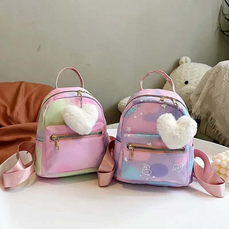 Mochila informal sencilla con textura de color caramelo para llevar en la mano