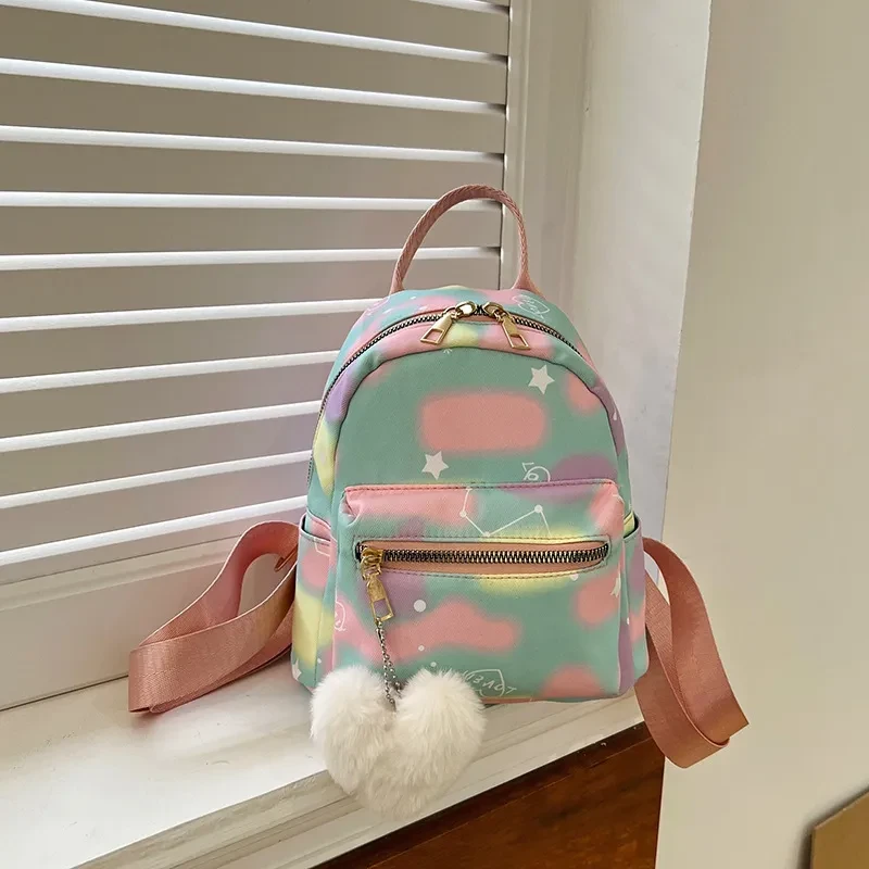 Mochila informal sencilla con textura de color caramelo para llevar en la mano