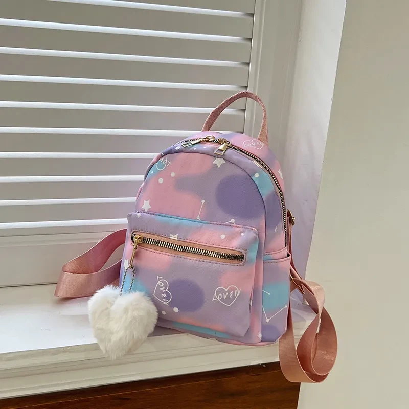 Mochila informal sencilla con textura de color caramelo para llevar en la mano