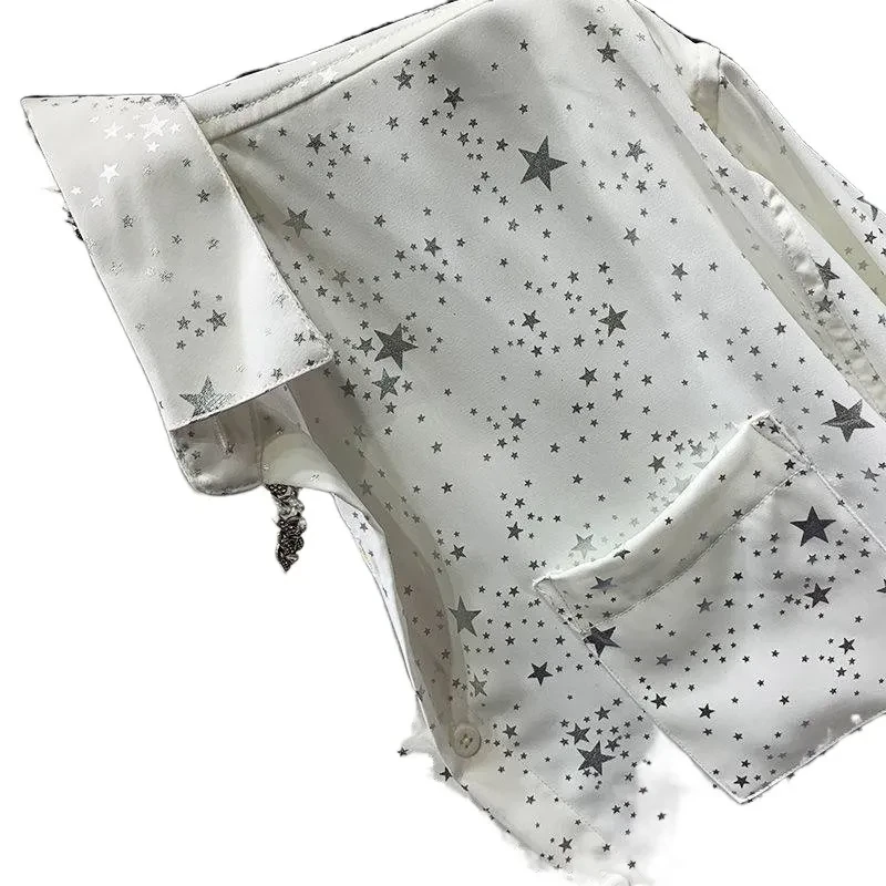 Camisa bronceada con estrellas y personalidad para chicos de moda