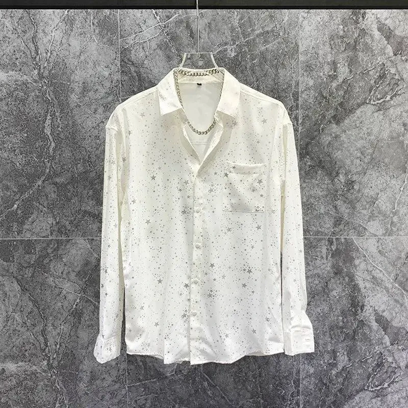 Camisa bronceada con estrellas y personalidad para chicos de moda