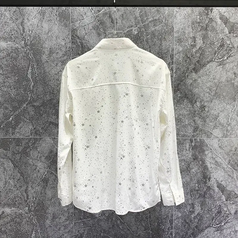 Camisa bronceada con estrellas y personalidad para chicos de moda